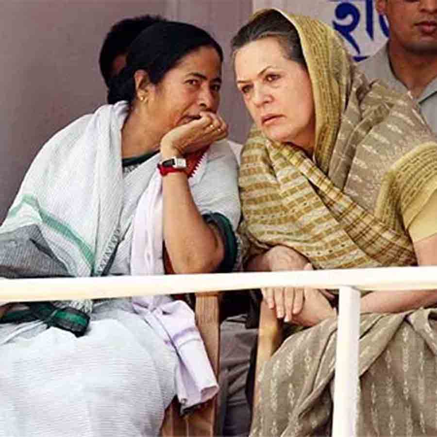 BJP slams both Sonia Gandhi and mamata Banerjee regarding fake voters issue