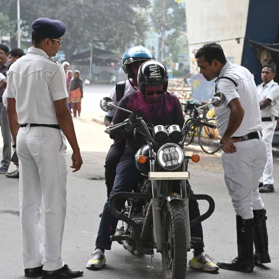 Allegation of harassing traffic police personnel in Behala while checking documents of bike dgtl