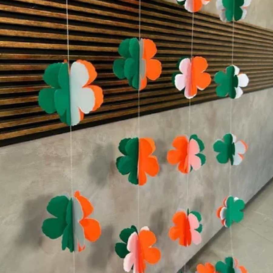 রকমারি ফুল দিয়ে সাজিয়ে  নিতে পারেন ঘর।