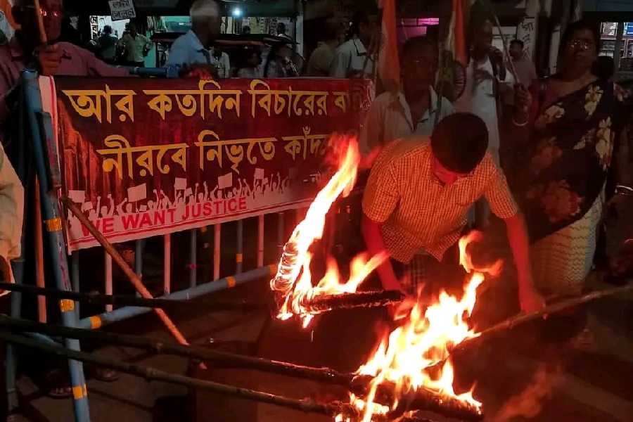 ঘাটাল শহরে রাতদখলের জমায়েত। বৃহস্পতিবার।