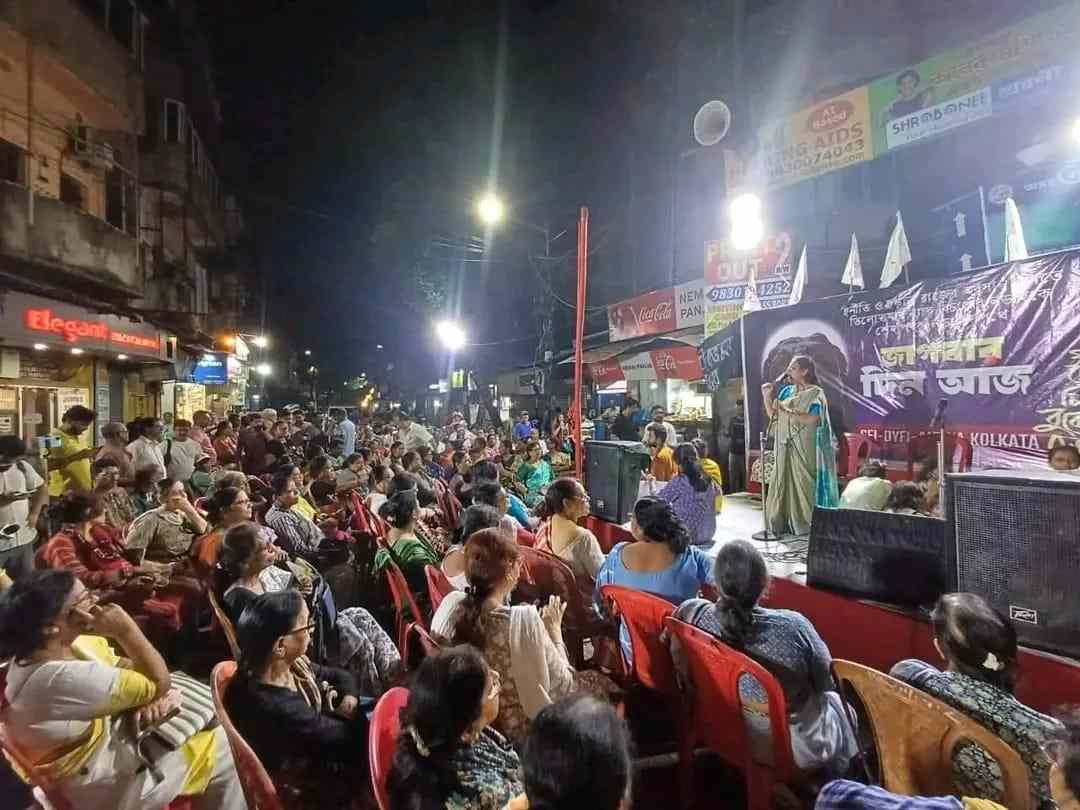 শ্য়ামবাজার পাঁচ মাথার মোড়ে জমায়েত। বৃহস্পতিবার।