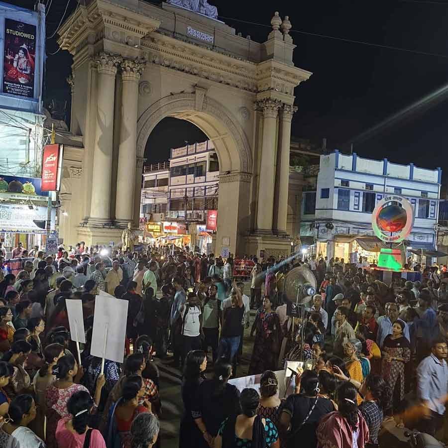বর্ধমানের কার্জন গেটের সামনে জমায়েত। 