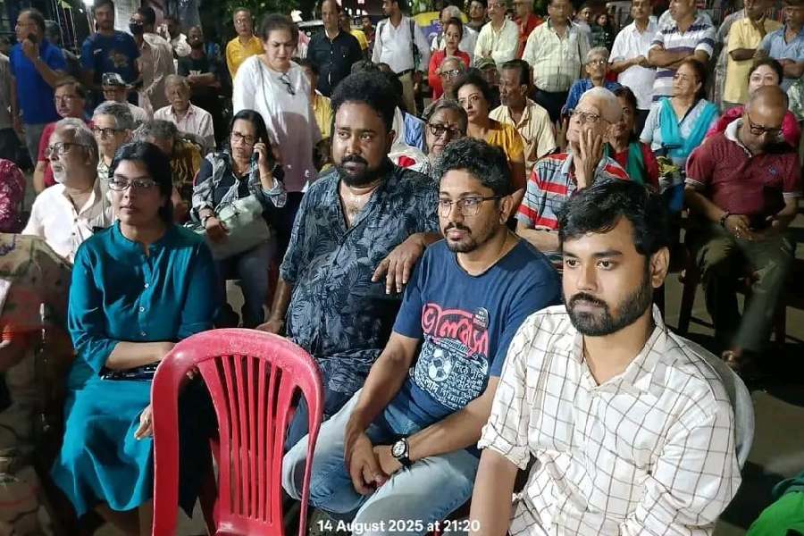 রাসবিহারীর মোড়ে দেবাশিস হালদারেরা।