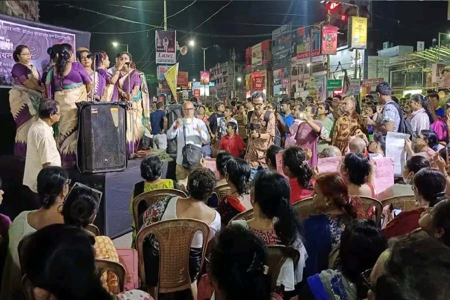 সোদপুর মোড়ে রাতদখলের জমায়েত।