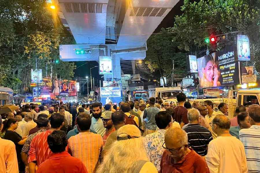 নাগেরবাজারে সেতুর নীচে রাতদখলের জমায়েত। 