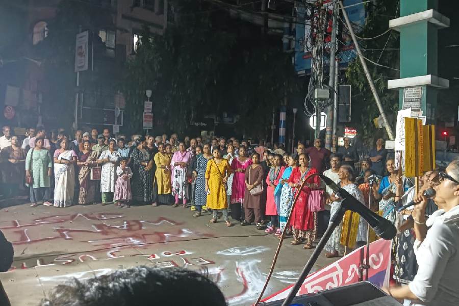 লেকটাউনে রাস্তার ধারে রাতদখলের জমায়েত।