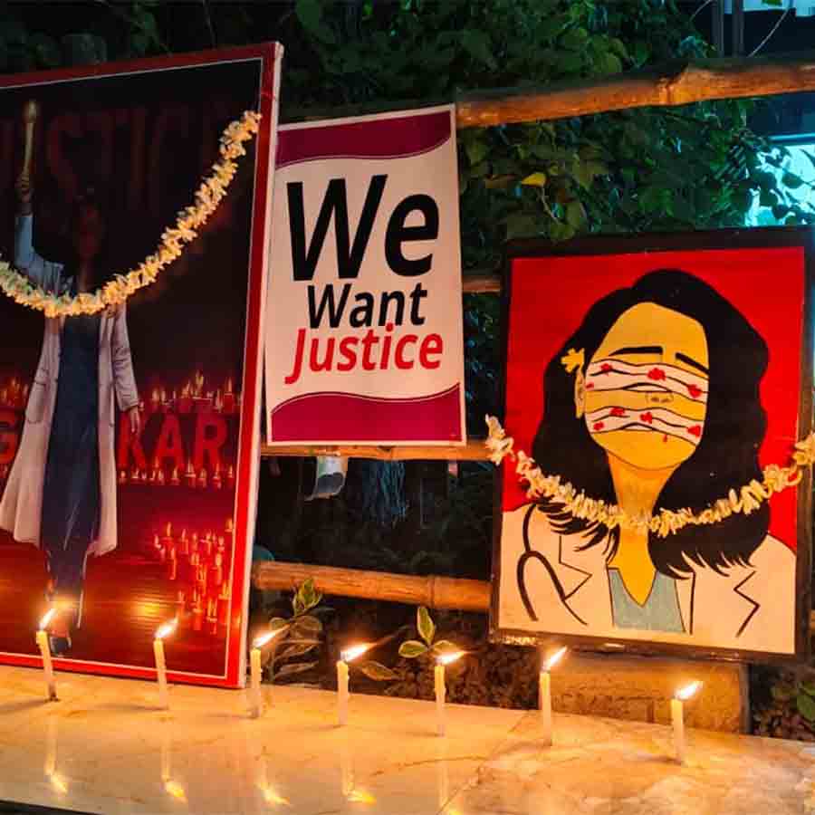 হুগলিতে রাতদখল কর্মসূচির মঞ্চ। বৃহস্পতিবার রাতে।