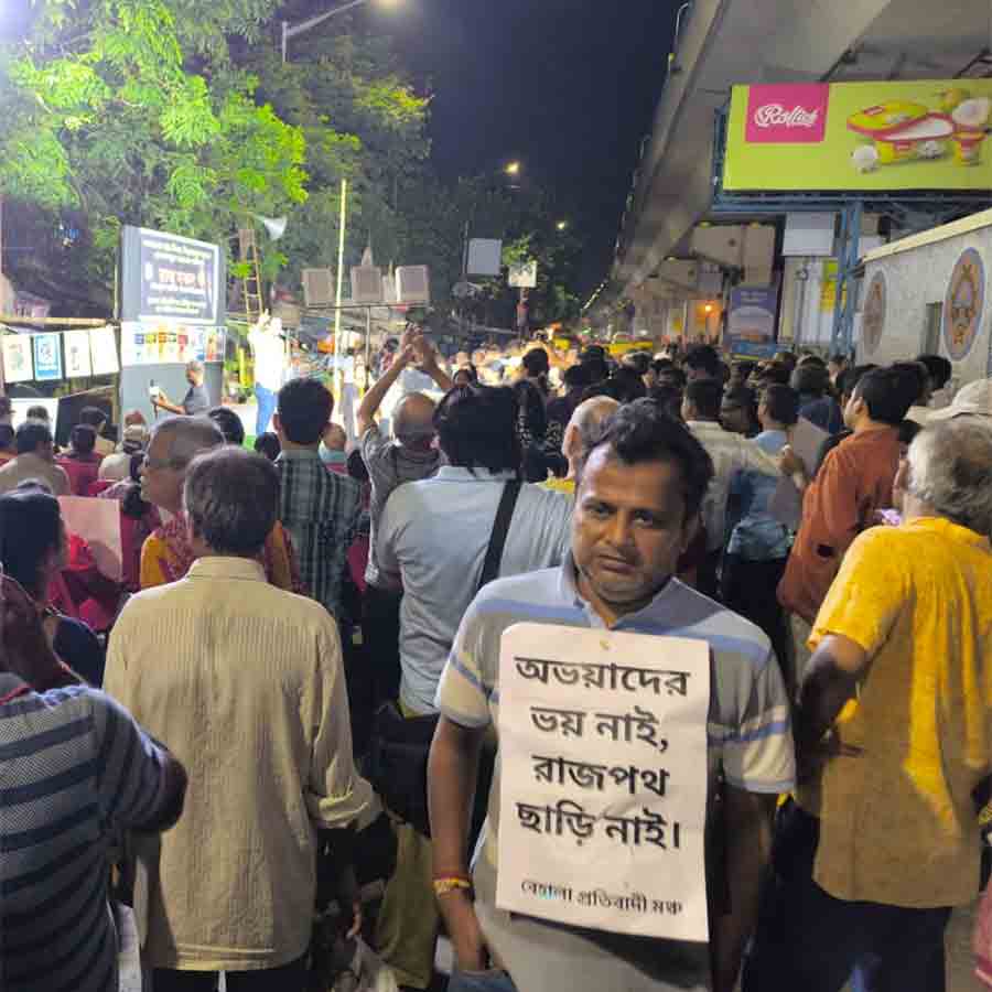 ১৪ নম্বর বাস স্ট্যান্ডে রাতদল। 