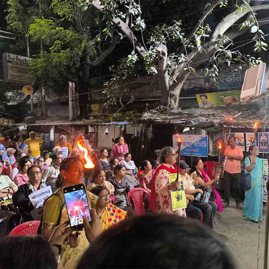 সখের বাজারে মশাল হাতে নাগরিকেরা। 