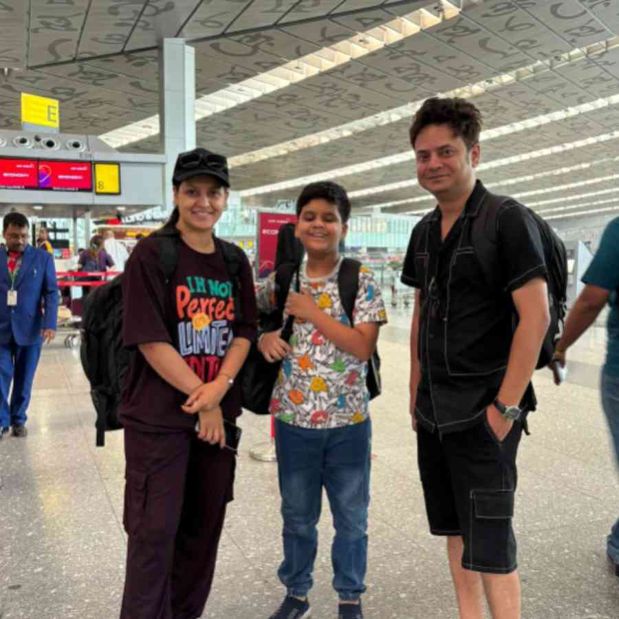 ছেলের সঙ্গে প্রিয়াঙ্কা সরকার এবং রাহুল অরুণোদয় বন্দ্যোপাধ্যায়।