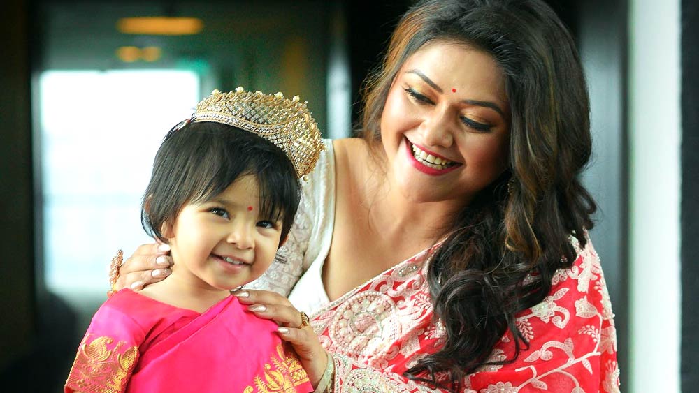 মেয়ের সঙ্গে কনীনিকা বন্দ্যোপাধ্যায়।