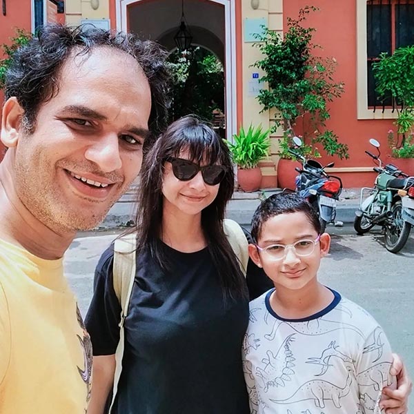 ছেলের সঙ্গে ঋত্বিক চক্রবর্তী এবং অপরাজিতা ঘোষ।