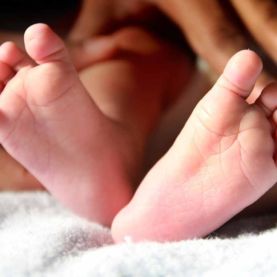 Woman given birth to baby in Howrah station dgtld