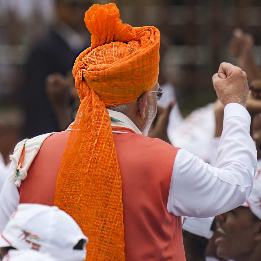 এ কাপড়ের বৈশিষ্ট্য হল শাড়ি জুড়ে থাকে জরির চৌখুপী নকশা। 