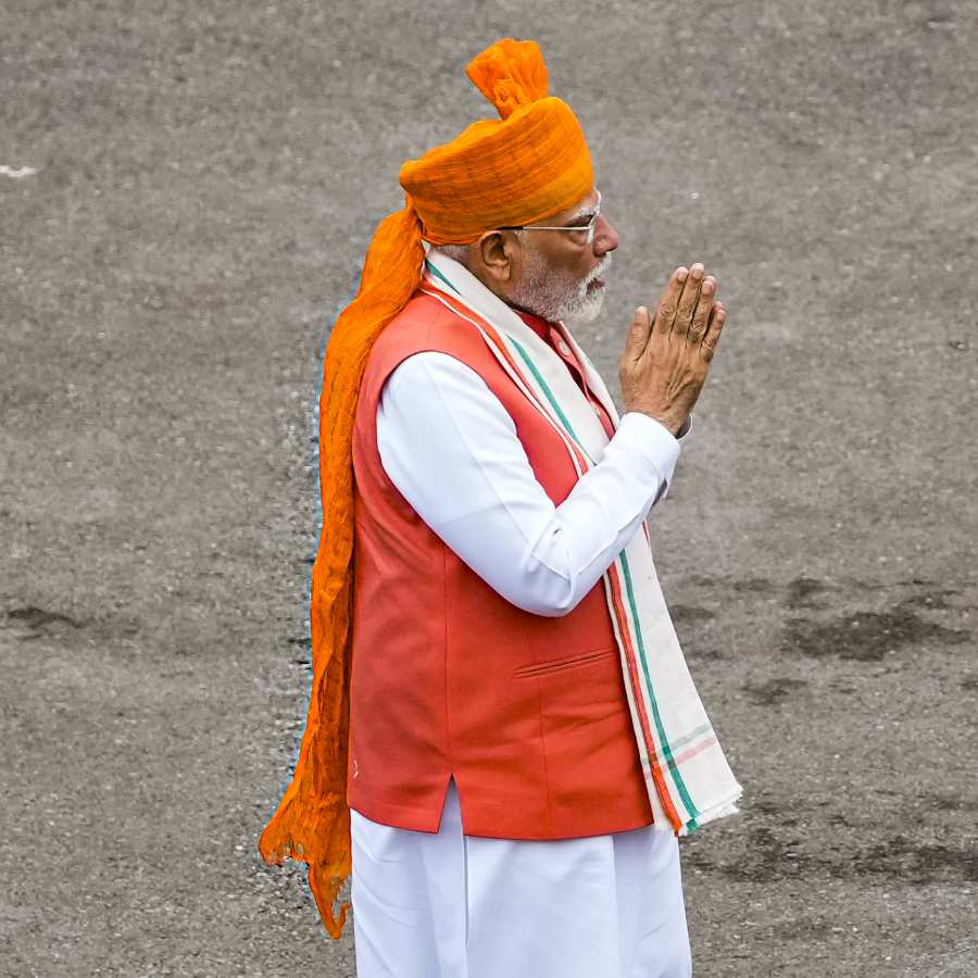 ৭৯ তম স্বাধীনতা দিবসে লালকেল্লায় দেশবাসীর উদ্দেশে ভাষণ দেওয়ার জন্য মোদী বেছে নিয়েছিলেন তাঁর নিজের রাজ্যের ঐতিহ্যবাহী ঘরচোলা কাপড়ের পাগড়ি।