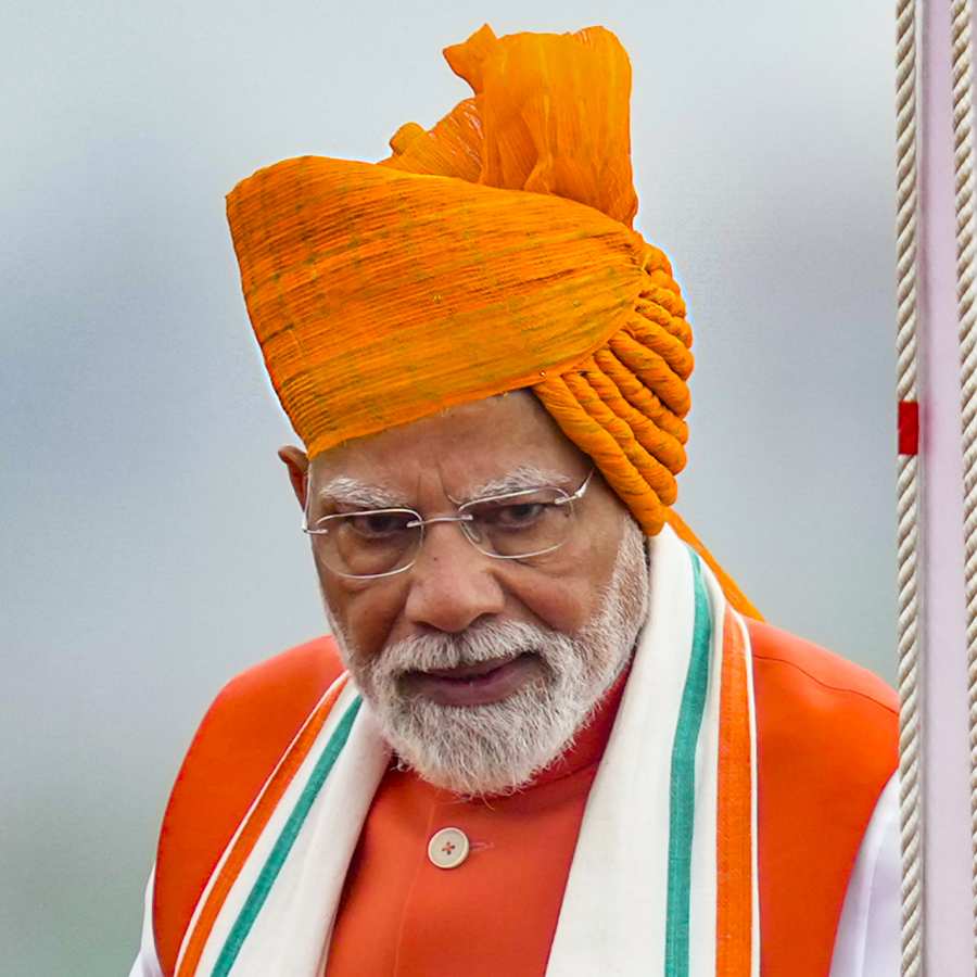 নেপথ্যে কোনও স্পষ্ট ভাবনা না-ও থাকতে পারে। আবার এ-ও ঠিক, এ বছর দেশের নারীশক্তির কথা নানা ভাবে প্রদর্শন করছে কেন্দ্র।