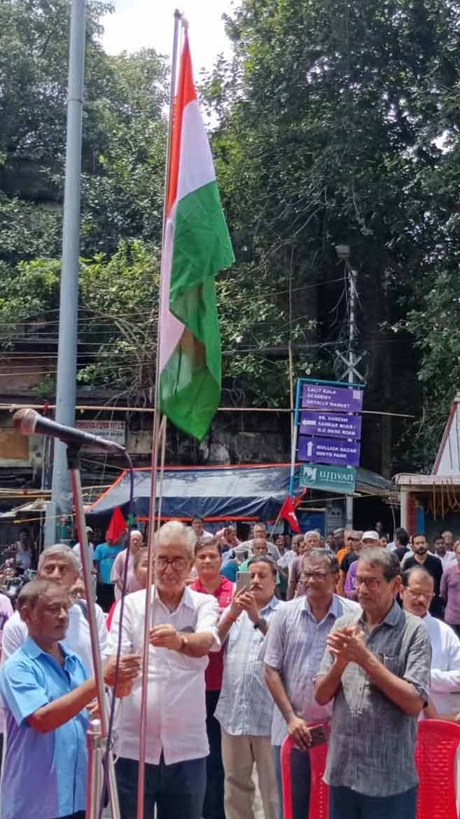 স্বাধীনতা দিবসে এন্টালিতে পতাকা তুলে সভা কলকাতা জেলা বামফ্রন্টের।