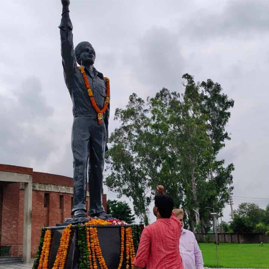  ভগৎ সিংহের মূর্তির সামনে সৃজন ভট্টাচার্য। 
