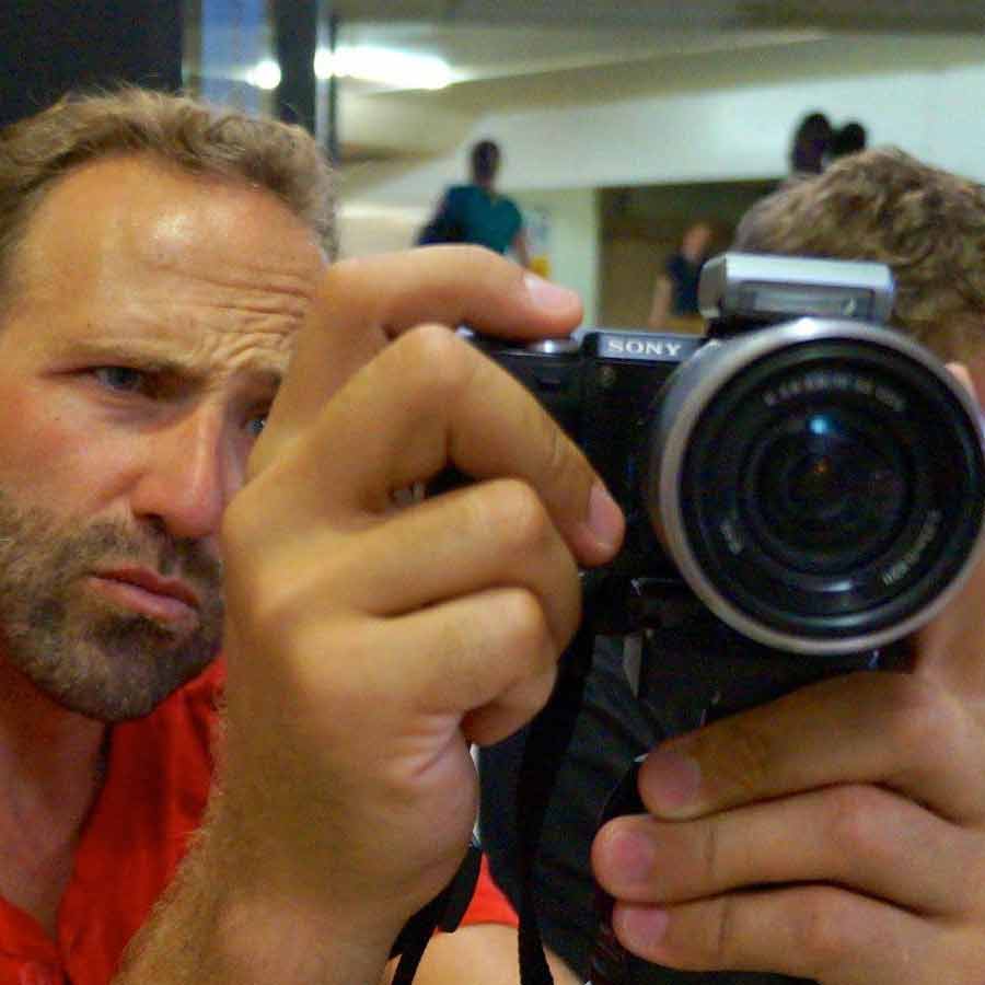 কিছু দিন পরে বেলজিয়ামের ওই ক্রেতার কাছে চাঁদের পাথরগুলি নিয়ে পৌঁছোন থাড। সেগুলি বিক্রির চেষ্টা করেন তাঁকে। কিন্তু বেলজিয়ামের ওই ক্রেতা পাথরগুলি কোথা থেকে এসেছে তা নিয়ে সন্দেহ পোষণ করেন। এফবিআইয়ের সঙ্গে যোগাযোগ করেন তিনি। এর পর থাডকে গ্রেফতার করতে অভিযান শুরু করে পুলিশ। কয়েক দিনের মধ্যেই থাড এবং তাঁর সঙ্গীরা গ্রেফতার হন।