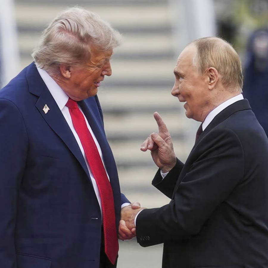 ‘সিদ্ধান্তের আরও কাছাকাছি চলে এসেছি’! ট্রাম্পের সঙ্গে ‘খোলামেলা’ বৈঠকে খুশি রুশ প্রেসিডেন্ট পুতিন