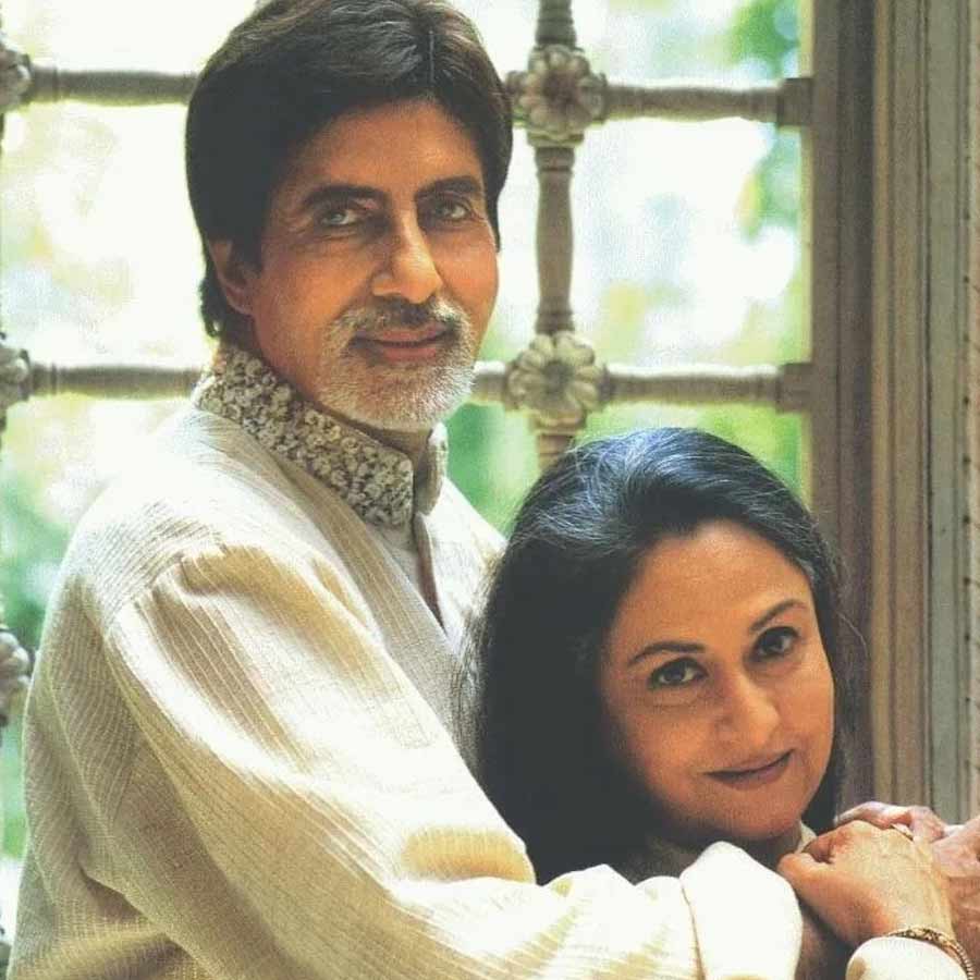 জয়া বচ্চন ও অমিতাভ বচ্চনের বিয়ে বার বার চর্চায় উঠে এসেছে। অমিতাভের নিজের মুখে বার বার উঠে এসেছে তাঁর বিয়ের নানা ঘটনার কথা। ‘জঞ্জির’ ছবির পরে বিয়ে করার ভাবনা মাথায় এলেও বিশেষ আমল দেননি এই জুটি। অমিতের বাবার কানে হালকা খবর পৌঁছোলেও ছেলে-হবু বৌমার সম্পর্কের রসায়ন কতখানি তা তাঁর জানা ছিল না।