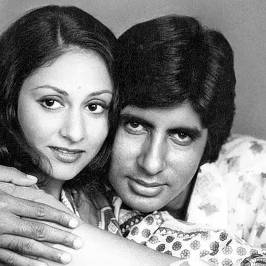 শুধুমাত্র লন্ডনে ছুটি কাটানোর উদ্দেশ্যেই ছাঁদনাতলায় পৌঁছোন এই জুটি। লন্ডন বেড়াতে যাবেন বলে বিয়ের তারিখ এগিয়ে নিয়ে এসেছিলেন যুগল। বেড়াতে যাওয়ার মাত্র সাত দিন আগে বিয়ে করার সিদ্ধান্ত নিয়েছিলেন বলিউডের এই তারকাজুটি। দাম্পত্যজীবন ৫০ বছর কাটিয়ে ফেলেছেন এই যুগল। ১৯৭৩ সাল থেকে দাম্পত্যজীবনের লম্বা ইনিংস অমিতাভ বচ্চন ও জয়া বচ্চনের।