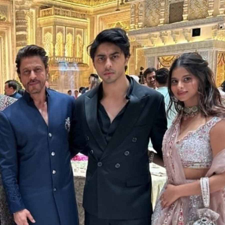 Shah Rukh Khan reacts when a fan Asking About Son Aryan Khan's Acting Debut dgtl