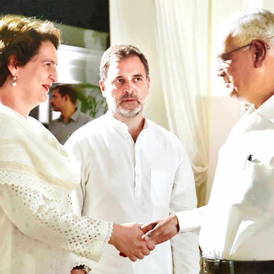 সৌহার্দ: রাহুল ও প্রিয়ঙ্কার সঙ্গে আলাপরত সিপিআই-এর ডি রাজা।