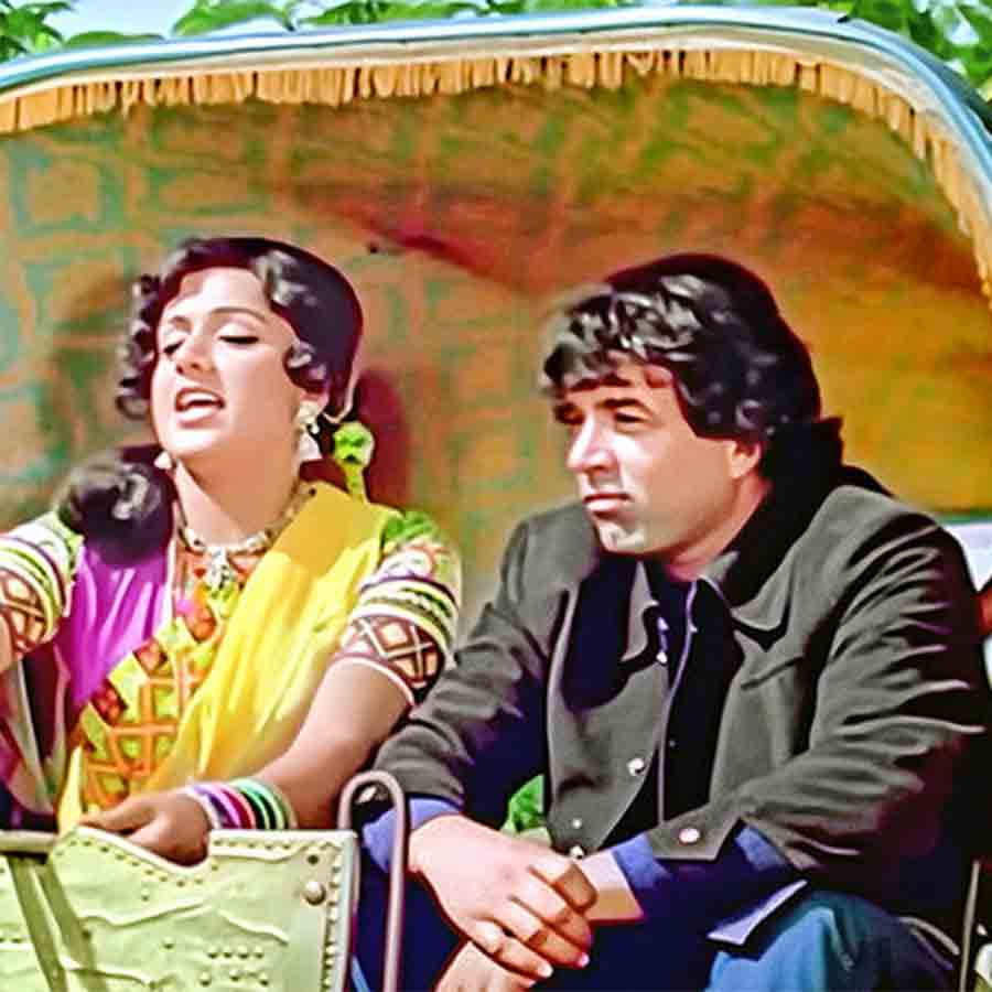 দৃশ্যাবলি: ‘বাসন্তী’র ভূমিকায় হেমা মালিনী। সঙ্গে ‘বীরু’ ধর্মেন্দ্র।