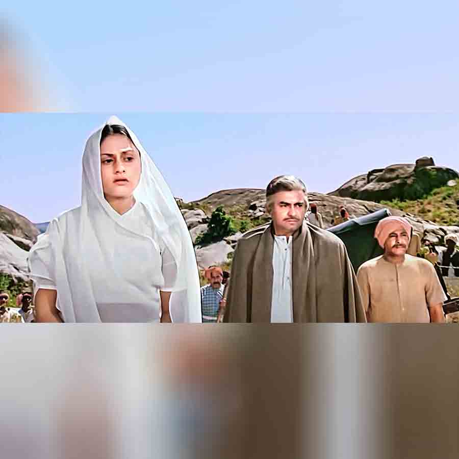 অন্যান্য সহঅভিনেতার সঙ্গে ‘রাধা’ চরিত্রে জয়া বচ্চন ও ‘ঠাকুরসাব’ সঞ্জীবকুমার