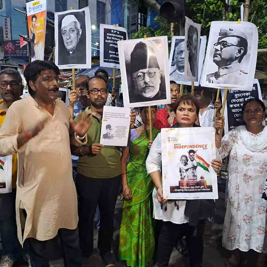 Congress protest against Ministry of Petroleum and Natural Gas for using poster of  Vinayak Damodar Savarkar in their Independence day celebration