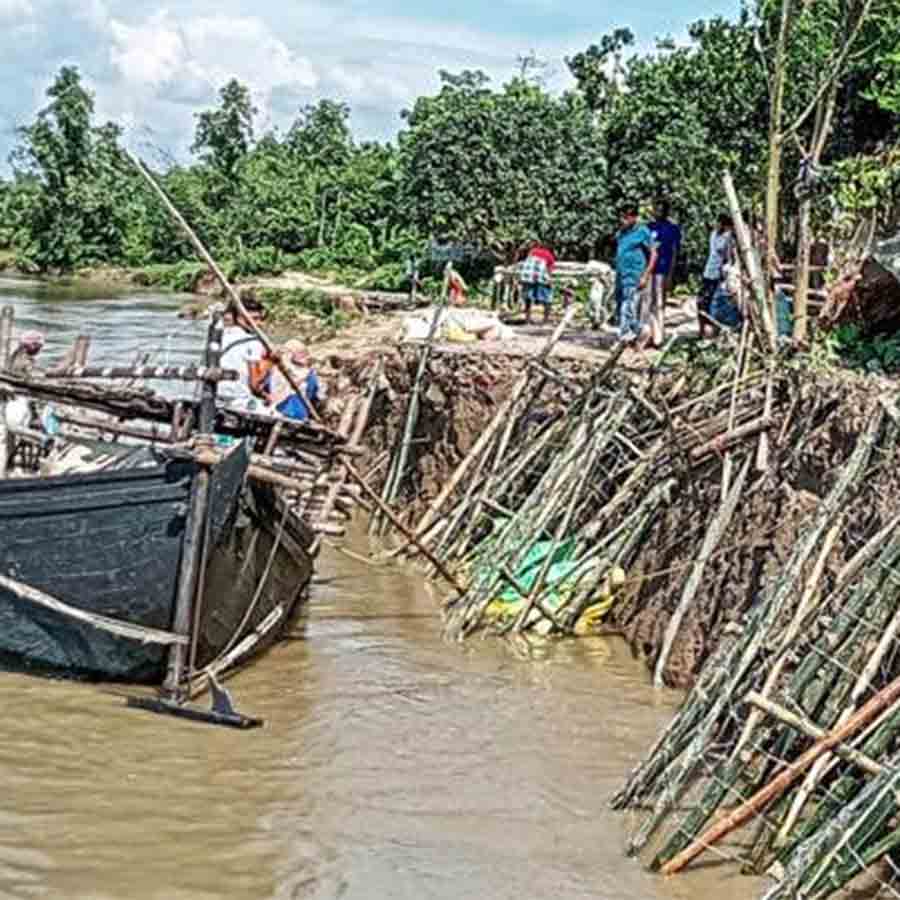 residents of Taranagar Village scared as River erosion of Padma restarted