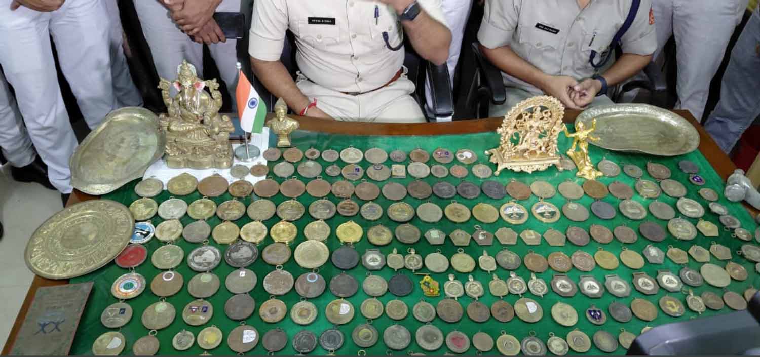 উদ্ধার হওয়া পদক নিয়ে সাংবাদিক বৈঠকে পুলিশ।