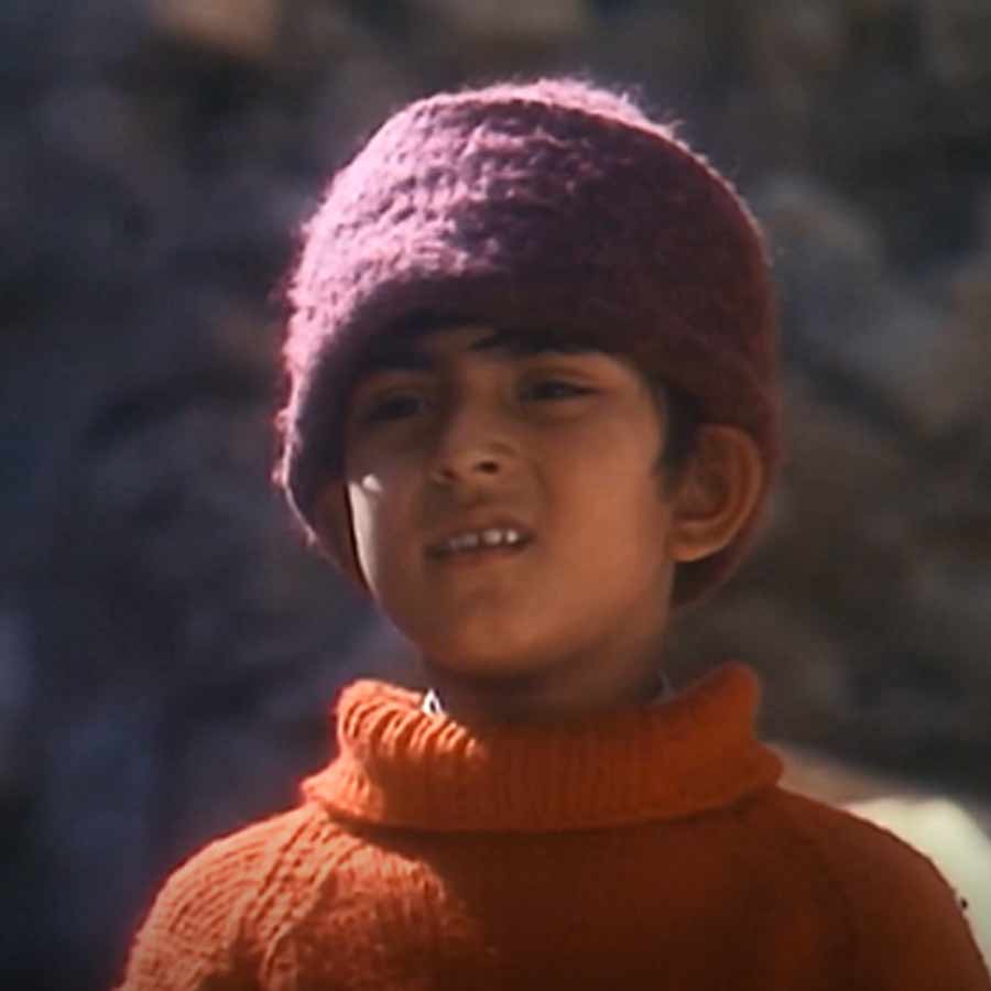 গল্পে নেই ফেলুদা-তোপসে-জটায়ু। হেমাঙ্গ হাজরা এবং মন্দার বসুর উপস্থিতিও মেলেনি। তবে, চার বছরের বালিকার সঙ্গে যেন সাদৃশ্য ছিল ‘সোনার কেল্লা’র মুকুলের। ‘পূর্বজন্মের কথা’ অনর্গল বলে যেত সেই বিস্ময় বালিকা। তাকে নিয়ে এমন চর্চা শুরু হয়েছিল যে, মহাত্মা গান্ধীও তার সঙ্গে দেখা করেছিলেন। এমনকি, ছোট্ট মেয়েটির কথার সত্যতা যাচাই করতে বিশেষ কমিটি গঠনের নির্দেশও দিয়েছিলেন তিনি।