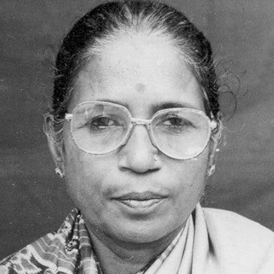 ১৯২৬ সালের ডিসেম্বর মাসে দিল্লিতে জন্ম শান্তি দেবীর। ছোট্ট ফুটফুটে মেয়েকে নিয়ে ভরে থাকত মা-বাবার সংসার। ছোটবেলা থেকে কোনও রকম দুরন্তপনা ছিল না শান্তির। এমনকি, মুখ ফুটে কথাও বলত না সে। তা নিয়ে খানিকটা চিন্তিত হয়ে পড়েছিলেন শান্তির বাবা-মা।