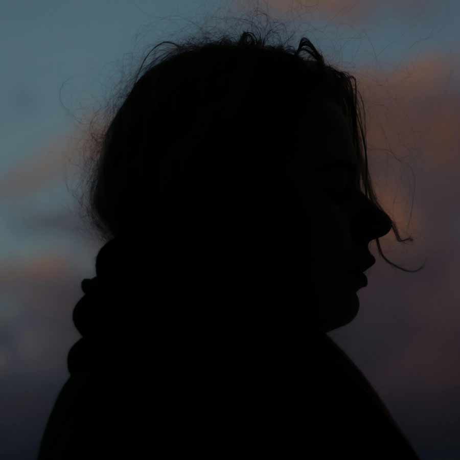 বিয়ের পর ধর্মকর্মে মন দিয়েছিল লুগদি। ভারতের অধিকাংশ তীর্থস্থান কম বয়সেই দর্শন করে ফেলেছিল সে। এক বার তীর্থযাত্রায় গিয়ে পায়ে গুরুতর আঘাত পেয়েছিল লুগদি। সে কারণে মথুরা এবং আগরায় চিকিত্সা চলেছিল তার।