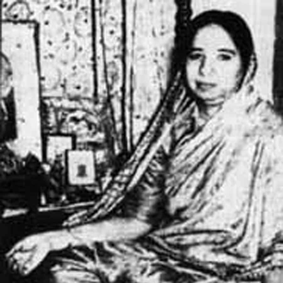 নবনীতলালকে দেখে কান্নায় ভেঙে পড়ে শান্তি। এমনকি, কেদারনাথ পুনরায় বিয়ে করেছে দেখে মান-অভিমানের পালা চলে। কেদারনাথ নাকি তাকে কথা দিয়েছিলেন যে, লুগদির মৃত্যুর পর অন্য কাউকে বিয়ে করবেন না তিনি। কথা দিয়েও তা রাখেননি বলে কেদারনাথের উপর অভিমান করে বসে শান্তি।