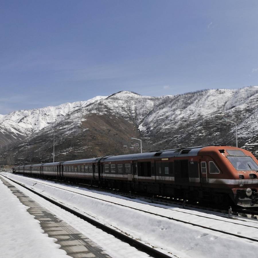 পাহাড়ের উপর দিয়ে যাওয়া কোনও ট্রেনে চড়লে জানলা দিয়ে দৃশ্য উপভোগ করতে পারবেন।