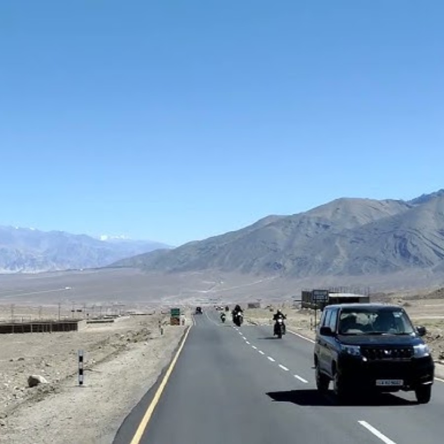 গাড়িতে চেপে বেড়াতে যাওয়া মানেই হইহুল্লোড়, খাওয়াদাওয়া, পছন্দমতো গান চালানো।