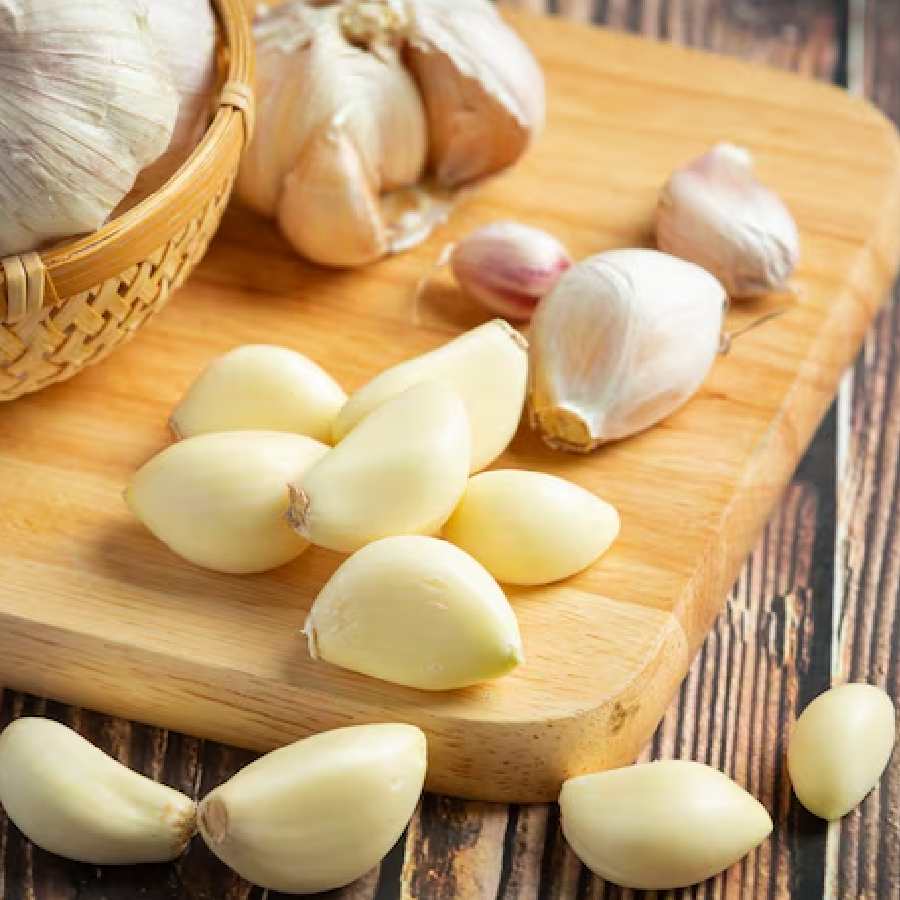 How to get rid of garlic smell from your hands tips by American author Martha Stewart dgtl