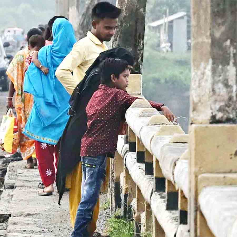 Administration in trouble as people are crowding to see cracks in dams