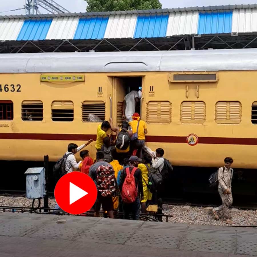 Video of passengers recklessly boarding on train goes viral dgtl