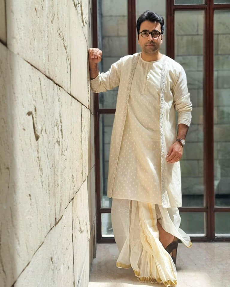 দশমীতে শ্বেতশুভ্র আবীর চট্টোপাধ্যায়।