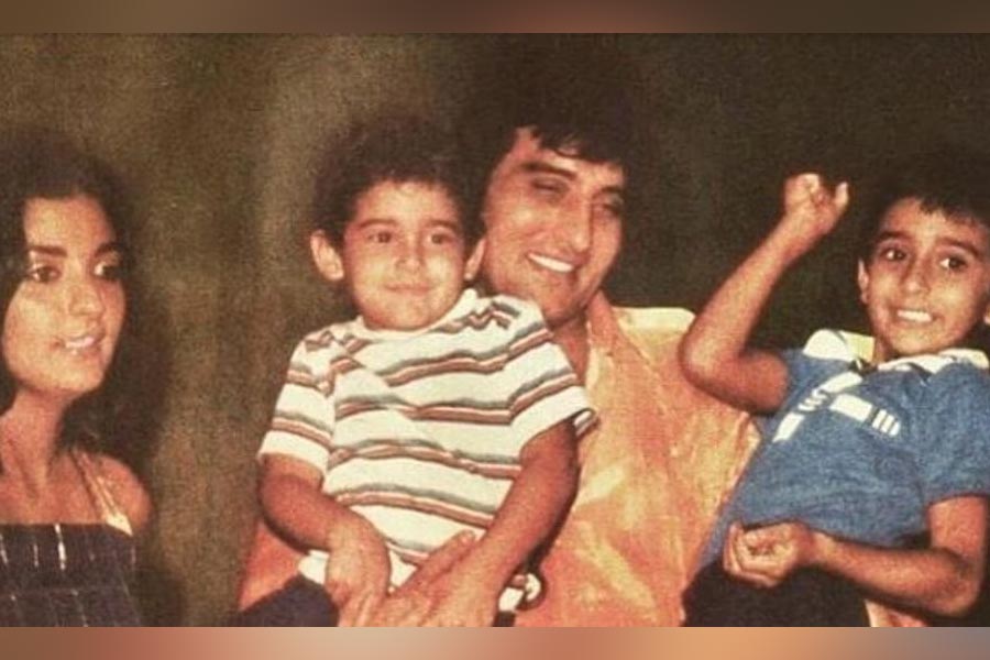 Vinod Khanna with his family