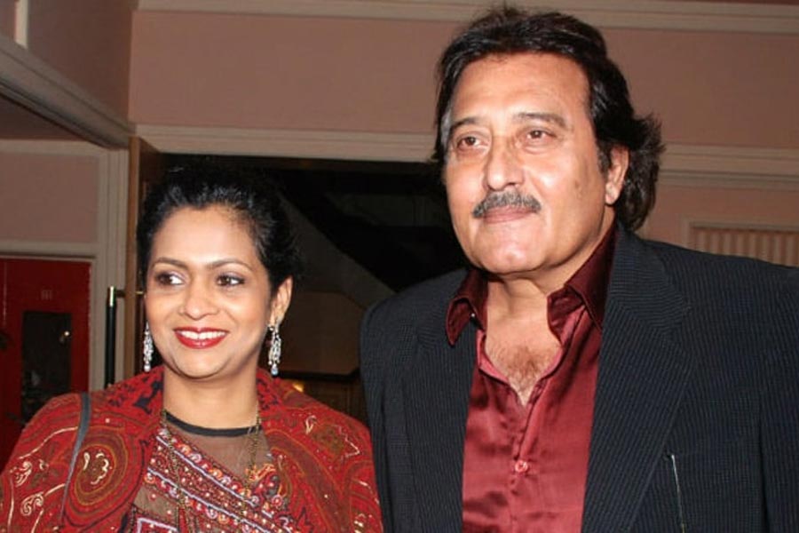 Vinod Khanna with his wife