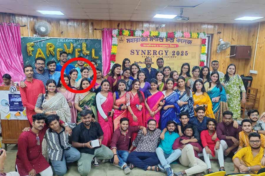 বিভাগের অন্য পড়ুয়াদের সঙ্গে মা-মেয়ে।