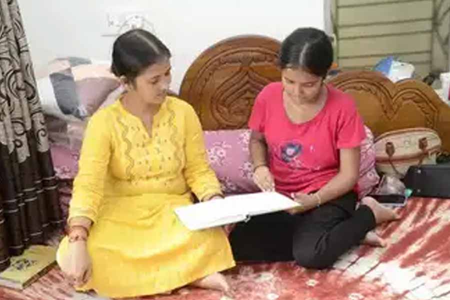 মা সঙ্গীতা (বাঁ দিকে) ও মেয়ে সহেলী।