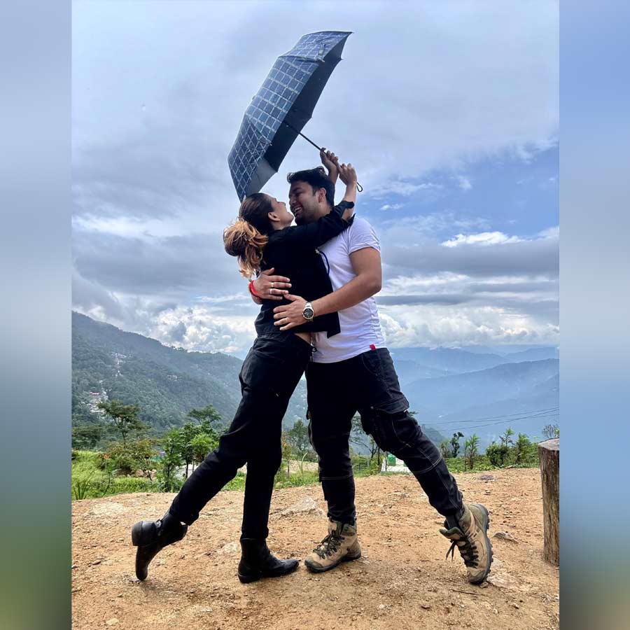 রূপসার সঙ্গে তাঁর স্বামী সায়নদেব সরকার।