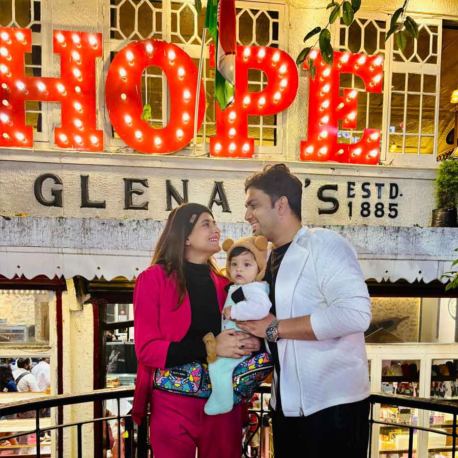 দার্জিলিংয়ে ছেলে অগ্নিদেবকে নিয়ে রূপসা-সায়ন।