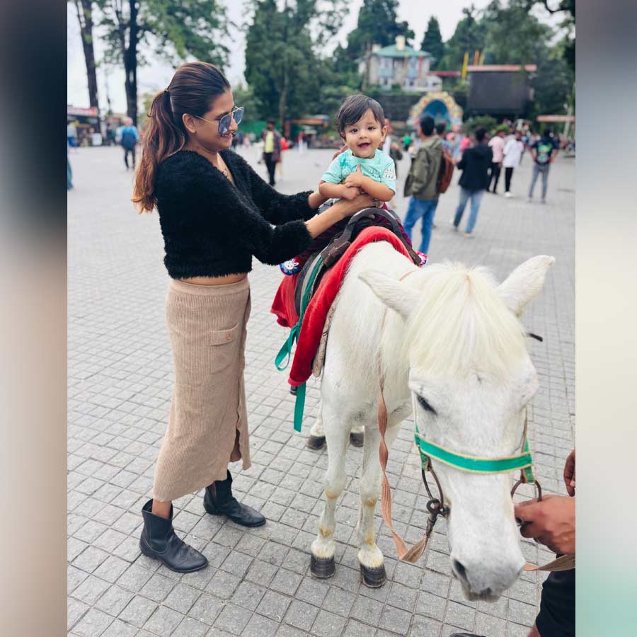 খচ্চরের পিঠে বসে একরত্তি বেজায় খুশি।